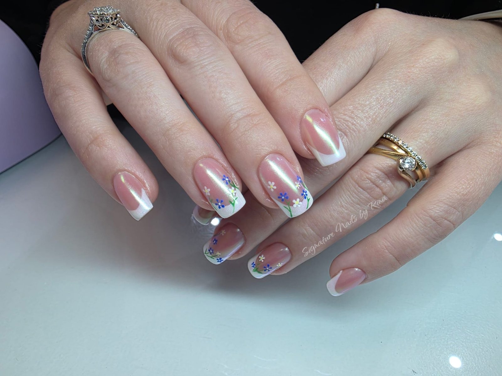 Glossy gel nails with soft warm finish